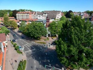 Reinbek: Landhausplatz von oben gesehen, im Hintergrund Sachsenwaldforum, links Herz-Jesu-Kirche
