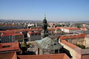 Dresden-Altstadt. Blick vom Turm des Neuen Rathauses über die Kreuzkirche und den Altmarkt nach Nordwesten