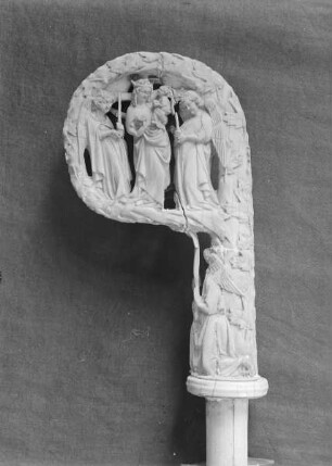 Bischofsstab, Rückseite der Krümme: Madonna zwischen Engeln