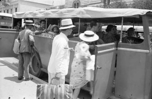 Athen: Autobus nach Glyfada, rechts die Akademia