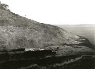 Oberlausitz, Neißeniederung. Niederbusch südöstlich Hirschfelde bei Beginn der 2. Rutschung (im Profil). Blick von Süden. April 1940