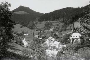 Krippen, Ortsansicht : Krippen. Mittlerer Ortsteil mit Dorfkirche. Blick nach Südwesten gegen den Kohlbornstein