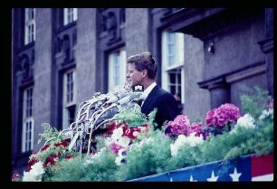 Kennedy vor Rathaus
