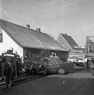 Verkehrsunfall: Lohe: Zusammenstoß Pkw, Kleinbus, Sattelschlepper: vor Haus Nr. 22: Opel-Rekord-Personenwagen mit zerfetztem Vorderteil: Feuerwehrmänner im Gespräch: Einsatzwagen der Freiwilligen Feuerwehr