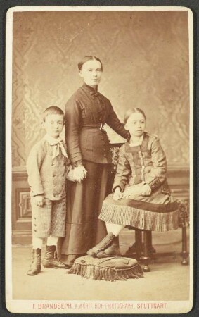 Porträt-Aufnahme Marie Amalie, Maria und Alfred Auers (Ehefrau, Tochter und Sohn des Missionars Johann Gottlieb Auer)