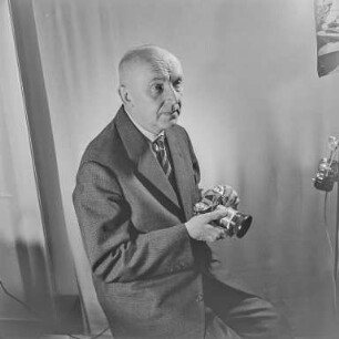 Fotograf mit Kamera : Portrait des Fotografen Kurt Heine (1906-1986)