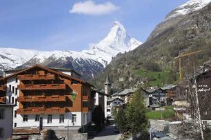 Zermatt - Ortsansicht : Ortsansicht mit Kirche und Matterhorn, aufgenommen am 17. Mai 2010 in Zermatt