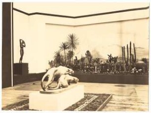 Ausstellungsgarten Jubiläums-Gartenbau-Ausstellung 1926, Dresden: Ausstellungspalast: Innenansicht Halle mit Kakteen und Raubkatzen-Plastik
