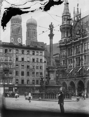 München. Marienplatz. Ansicht mit Mariensäule (1638) und Südwestecke des Neuen Rathauses (1867/1908; G. J. v. Hauberrisser). Blick gegen die Türme der Frauenkirche
