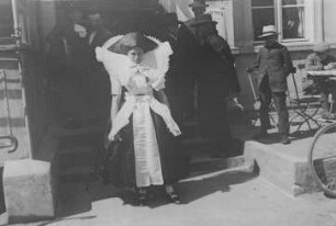 Spreewälderin im Staatskleid bei einer Kindstaufe : Länderkunde | Ethnographie, Europa | Deutsche Trachten
