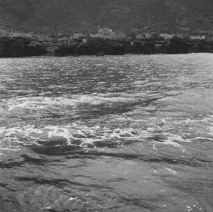 Stromboli, Blick vom Schiff auf den Ort