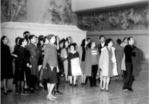 Besuchergruppe im Pergamonsaal im Rahmen einer Führung durch die Antikensammlung im Pergamonmuseum, geleitet von der kommissarischen Direktorin der Antikensammlung Elisabeth Rohde