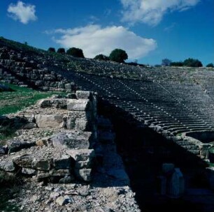 Theater, Dodona : Dodona. Zeus-Heiligtum. Die steile Cávea des Theaters, Anfang 3. Jh. v. Chr. 15.000 Zuschauer, König Pyrrhos von Epiros