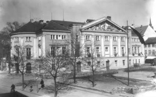 Bautzen, Platz der Roten Armee (Kornmarkt). Stadttheater (1795; J. G. Staudte). Eckansicht mit sog. Rietschelgiebel (Figurengruppe "Allegorie der Tragödie")