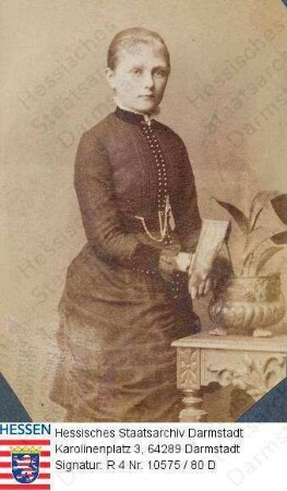 Rohde, Else geb. Wilbrand (1868-1909) / Porträt als 18jährige, stehend, Kniestück