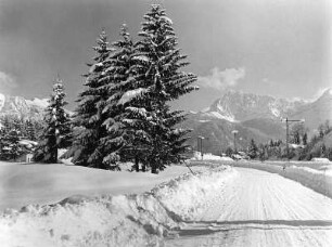Winterbilder. Freigefräste Straße bei Garmisch (heute Garmisch-Partenkirchen)