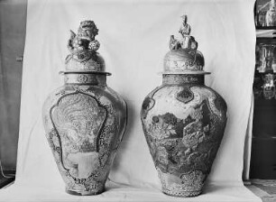 Zwei Deckelvasen : Zwei Deckelvasen, japanisches Porzellan, um 1700, 2. Hälfte 17. Jh. (links: ca. 87 cm Signum Vase N. 14, Deckel N. 11, rechts: 89 cm Signum Vase N. 11, Deckel N. 14) Dresden: Staatliche Kunstsammlungen, Porzellansammlung