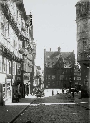 Am Rathaus zu Marburg : Marburg an der Lahn. Markt mit Sankt-Georgs-Brunnen. Blick aus der Mainzer Gasse nach Südosten zum Rathaus