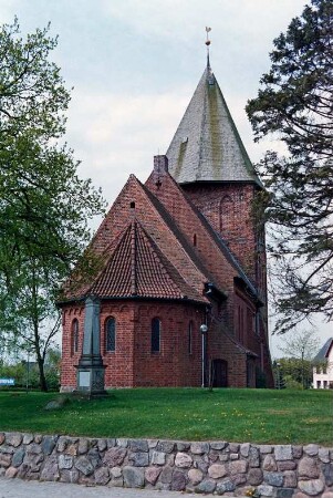 Hauptstraße 59: evangelische Kirche: Blick von Nordosten: davor Kirchhof, Ehrenmal 1848/51 - 1870/71, Mauer: 28. April 1994