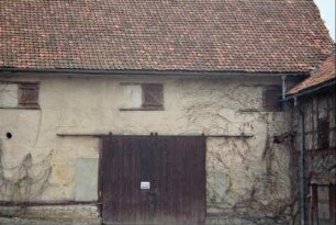 Scheune, großes Rolltor, Schiebeläden im Obergeschoss