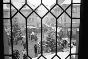 Staufen: Weihnachtsmarkt; Marktplatz vom Rathaus aus gesehen; durch Fenstergitter