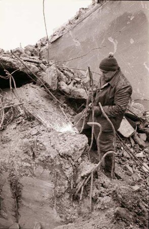 Sprengung der Widerlager der alten, 1945 gesprengten, Rheinbrücke