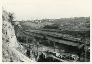 Dresden-Gittersee. Grubenfeld Gittersee. Blick vom Syenitbruch Heidenschanze über heute verkippten Schacht und Haldengelände des Reviers Heidenschanze nach Südwesten (Erosionstal)