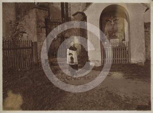 Kirchhof Neuen mit Ministrant