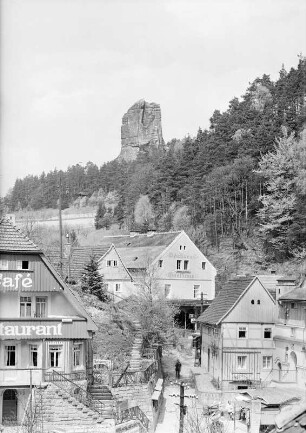 Niederrrathen (Kreis Pirna). Ortsteilansicht mit Gasthaus Rathen ("Amselgrundschlößchen"). Blick nach Norden zum Talwächter