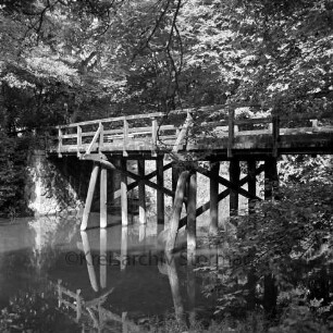 Travebrücke: Landstraße zwischen Nütschau und Schlamersdorf: Sperrung wegen baufälliger Holzbrücke: Blick über Trave auf Brücke: im Hintergrund Bäume