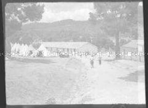 Internierung der Besatzungsangehörigen der "Columbus" im in Algerien gelegenen Internierungslager "Camp Suzzoni", Weg zwischen den Unterkünften (Häuser und Zelte) des Lagers