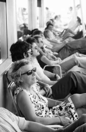 26. Tagung 1976 Physiker; Aufbruch zur Mainau: Sich Sonnende auf Deck