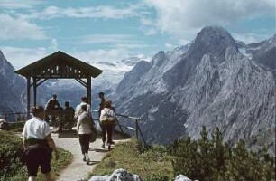 Mittenwald/Karwendel. Wanderer auf einem Aussichtspunkt