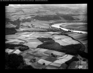 [ohne Angabe] , Landschaft mit Dorf an einem Fluss
