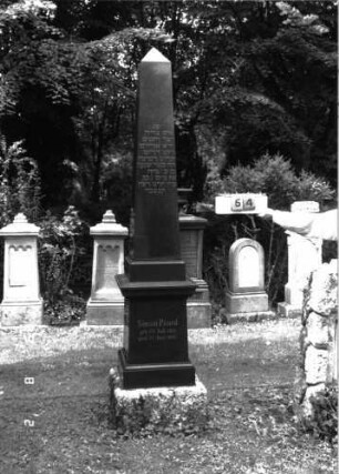 Grabstein 54 (Index: 100101485) Material: Granit, Sockel Kalkstein Zustand: gut Maße HxBxT: 256x52x51 cm Beschreibung: Obelisk, Sockel: Grabstein 54