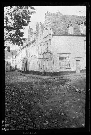 Cambrai (Dep. Nord, Frankreich): Blick auf ein Straßeneck (Distanzaufnahme)