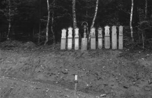 Totenbretter : Totenbretter neben einem Kreuz