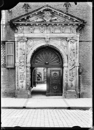 Niederlande, Nijmegen. Portal am Rathaus