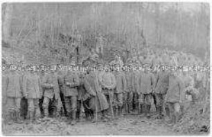 Soldatengruppe mit Spaten zum Ausheben von Schützengräben