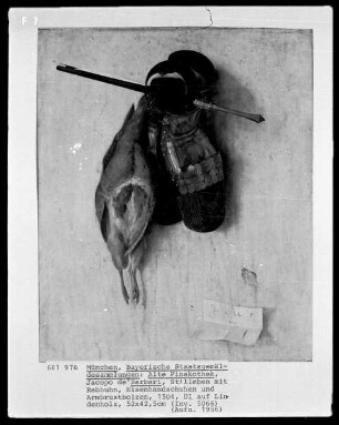 Stilleben mit Rebhuhn, Eisenhandschuhen und Armbrustbolzen