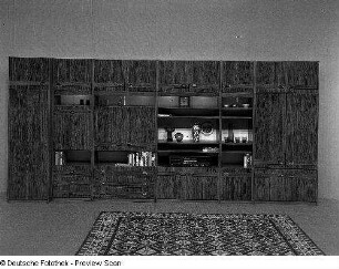 Anbauwand : Leipzig. Leipziger Herbstmesse, 1983. Anbauwand. Holz, folienbeschichtet in Nußbaumholzoptik (1983; VEB Oberlausitzer Möbelwerke Neugersdorf)