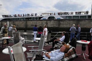 Passagiere eines Kreuzfahrtschiffes : Deutsche Passagiere liegen auf dem Sonnendeck eines Donau-Kreuzfahrtschiffes. Aufgenommen im Juni 2011