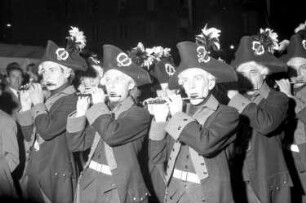 Basel (Schweiz): Barfüsserplatz; Flöter in napoleonischer Tracht