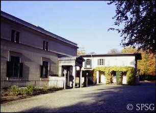 Berlin, Schlosspark Glienicke, Blick auf den Kavaliersflügel.