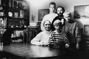 Familie R. (Goldschmiedemeisterin, Schornsteinfeger) mit Haustieren am Eßtisch