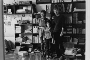 Familie K. (Fotografin, Gebrauchsgrafiker) in ihrer Wohnung
