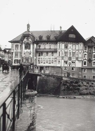 Bad Tölz, Kapellengaststeig : Bad Tölz. Wohnhaus mit Läden, Kapellensteig 8. Straßenfront von Westen (von der Straßenbrücke über die Isar)