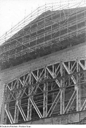 Opernhaus. Obere Geschosse des Bühnenhauses