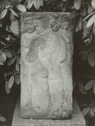 Drei weibliche Figuren