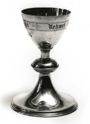 Abendmahlskelch : Abendmahlskelch. Silber, graviert; Höhe 20 cm. Wohl 1909. Dresden-Striesen, Versöhnungskirche